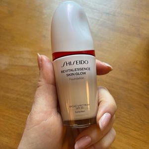 Shiseido revitalessence skin glow foundation 130 Opal